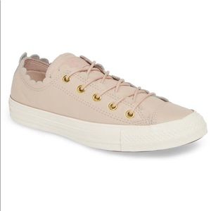 BNIB Pink Scalloped Low Top Converse 💗